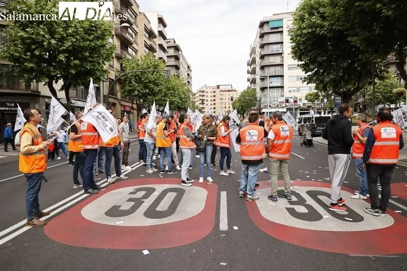 Protestas de profesionales del transporte sanitario en la avenida de Mirat, frente a la Gerencia de Sacyl. Foto de David Sañudo