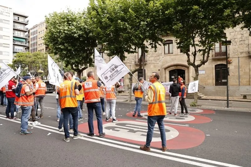 Protestas de profesionales del transporte sanitario en la avenida de Mirat, frente a la Gerencia de Sacyl. Foto de David Sañudo