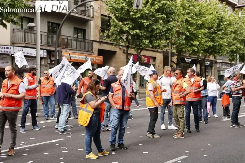 Protestas de profesionales del transporte sanitario en la avenida de Mirat, frente a la Gerencia de Sacyl. Foto de David Sañudo