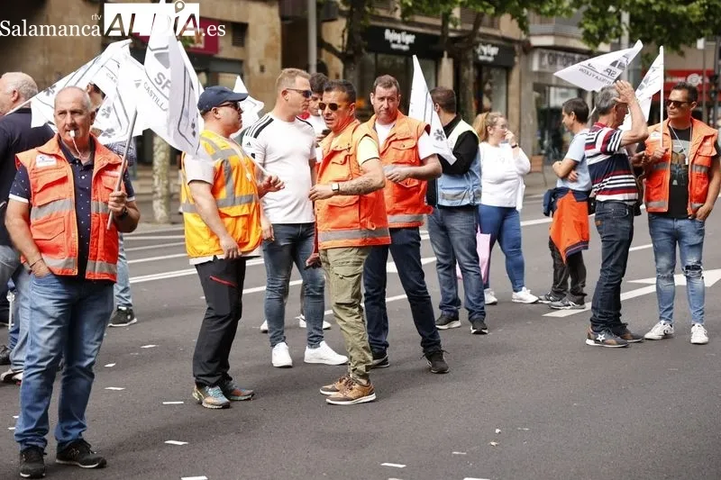 Protestas de profesionales del transporte sanitario en la avenida de Mirat, frente a la Gerencia de Sacyl. Foto de David Sañudo