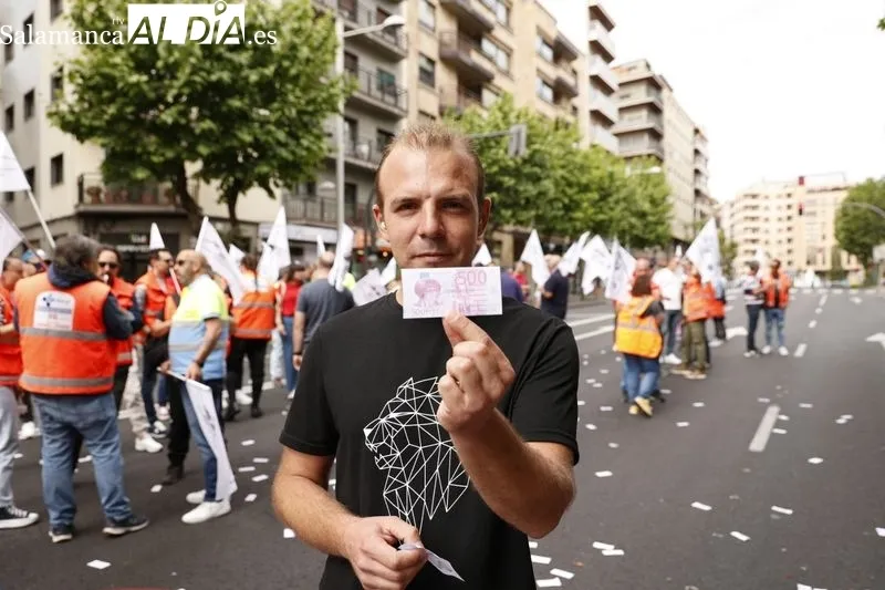 Protestas de profesionales del transporte sanitario en la avenida de Mirat, frente a la Gerencia de Sacyl. Foto de David Sañudo