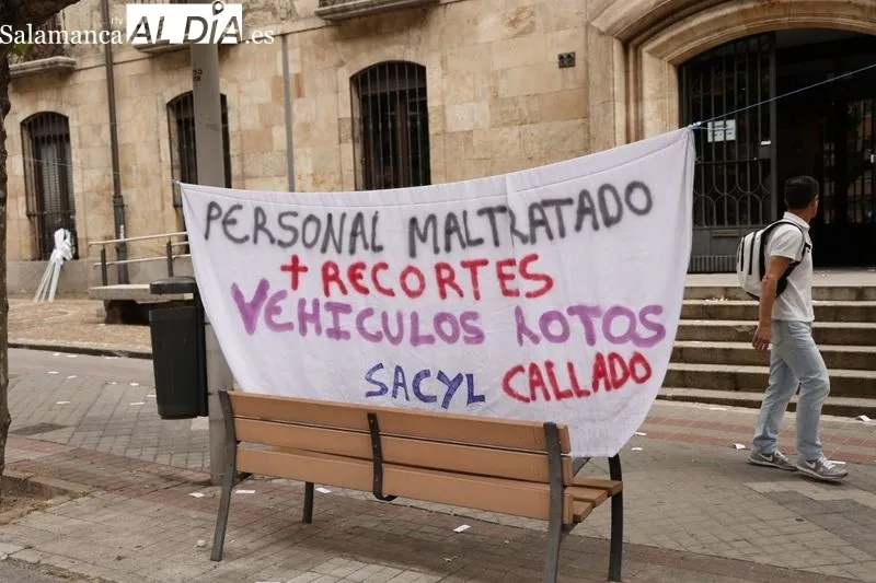 Protestas de profesionales del transporte sanitario en la avenida de Mirat, frente a la Gerencia de Sacyl. Foto de David Sañudo