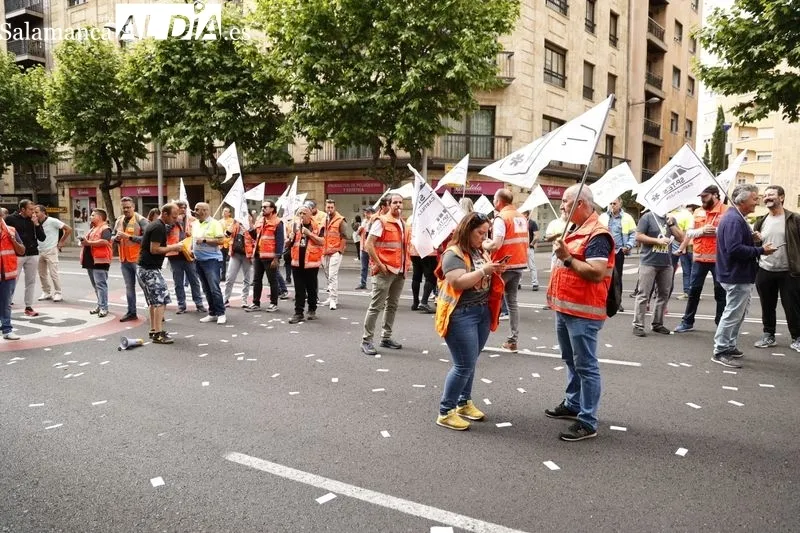 Protestas de profesionales del transporte sanitario en la avenida de Mirat, frente a la Gerencia de Sacyl. Foto de David Sañudo