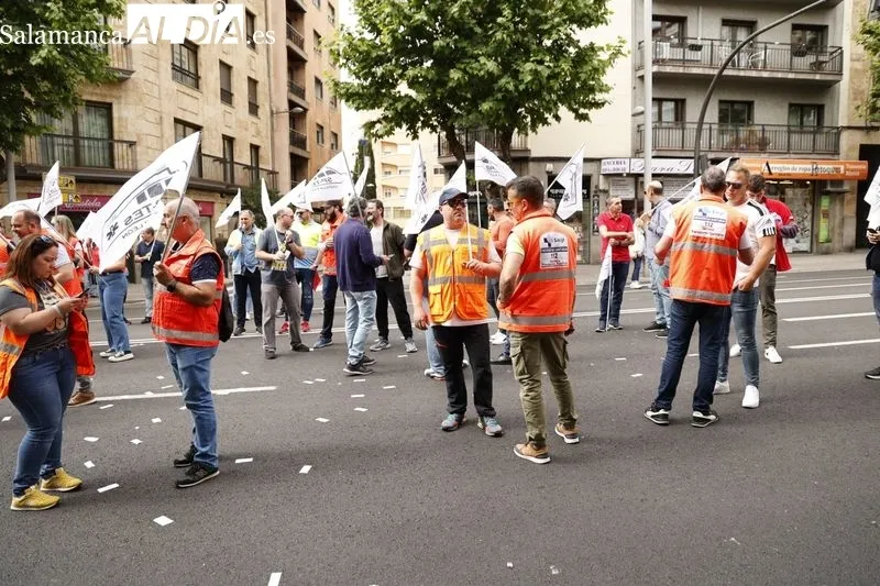 Protestas de profesionales del transporte sanitario en la avenida de Mirat, frente a la Gerencia de Sacyl. Foto de David Sañudo