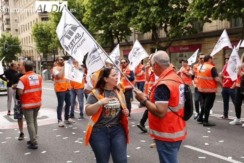 Protestas de profesionales del transporte sanitario en la avenida de Mirat, frente a la Gerencia de Sacyl. Foto de David Sañudo