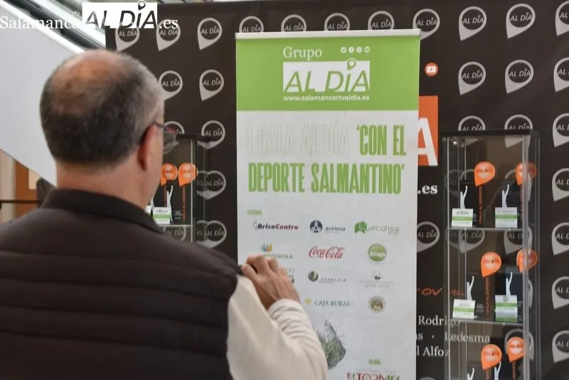 Trofeos de la I Gala AL DÍA 'Con el deporte salmantino' expuestos en la planta baja del Centro Comercial El Tormes, junto al Mercadona