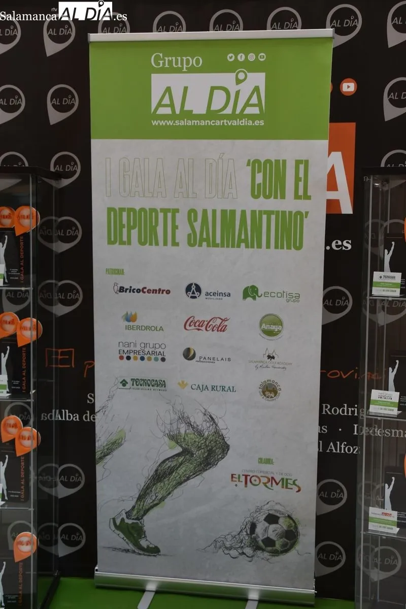 Trofeos de la I Gala AL DÍA 'Con el deporte salmantino' expuestos en la planta baja del Centro Comercial El Tormes, junto al Mercadona