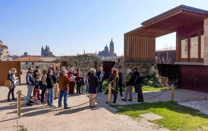 Visitantes en el Cerro de San Vicente. Foto de Turismo Salamanca