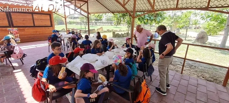 Jesús María Ortiz y el alcalde de Aldeadávila, Florentino García, compartían unos minutos con los niños del Camapamento de Verano 'Saucelle' 