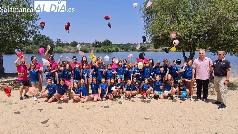 Jesús María Ortiz y el alcalde de Aldeadávila, Florentino García, compartían unos minutos con los niños del Camapamento de Verano 'Saucelle' 