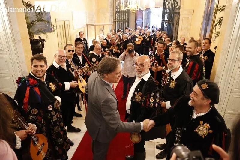Foto 3 - La Real Asociaci&oacute;n de Antiguos Tunos de la Universidad de Salamanca es recibida en el Ayuntamiento