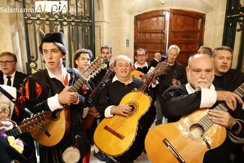 Foto 4 - La Real Asociaci&oacute;n de Antiguos Tunos de la Universidad de Salamanca es recibida en el Ayuntamiento
