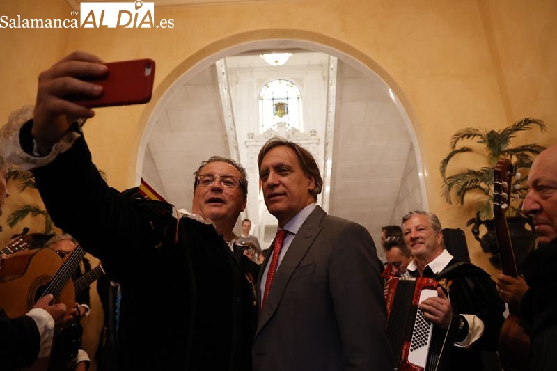 Foto 5 - La Real Asociación de Antiguos Tunos de la Universidad de Salamanca es recibida en el Ayuntamiento