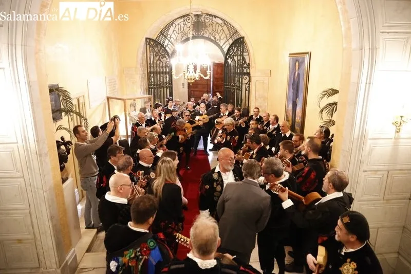 Foto 6 - La Real Asociaci&oacute;n de Antiguos Tunos de la Universidad de Salamanca es recibida en el Ayuntamiento