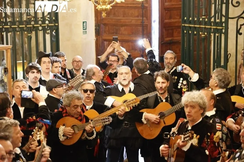 Foto 9 - La Real Asociaci&oacute;n de Antiguos Tunos de la Universidad de Salamanca es recibida en el Ayuntamiento