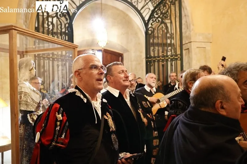 Foto 18 - La Real Asociaci&oacute;n de Antiguos Tunos de la Universidad de Salamanca es recibida en el Ayuntamiento