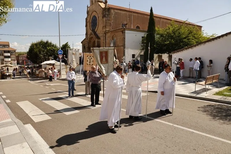 Foto 4 - Tejares celebra sus fiestas con la tradicional misa y procesi&oacute;n