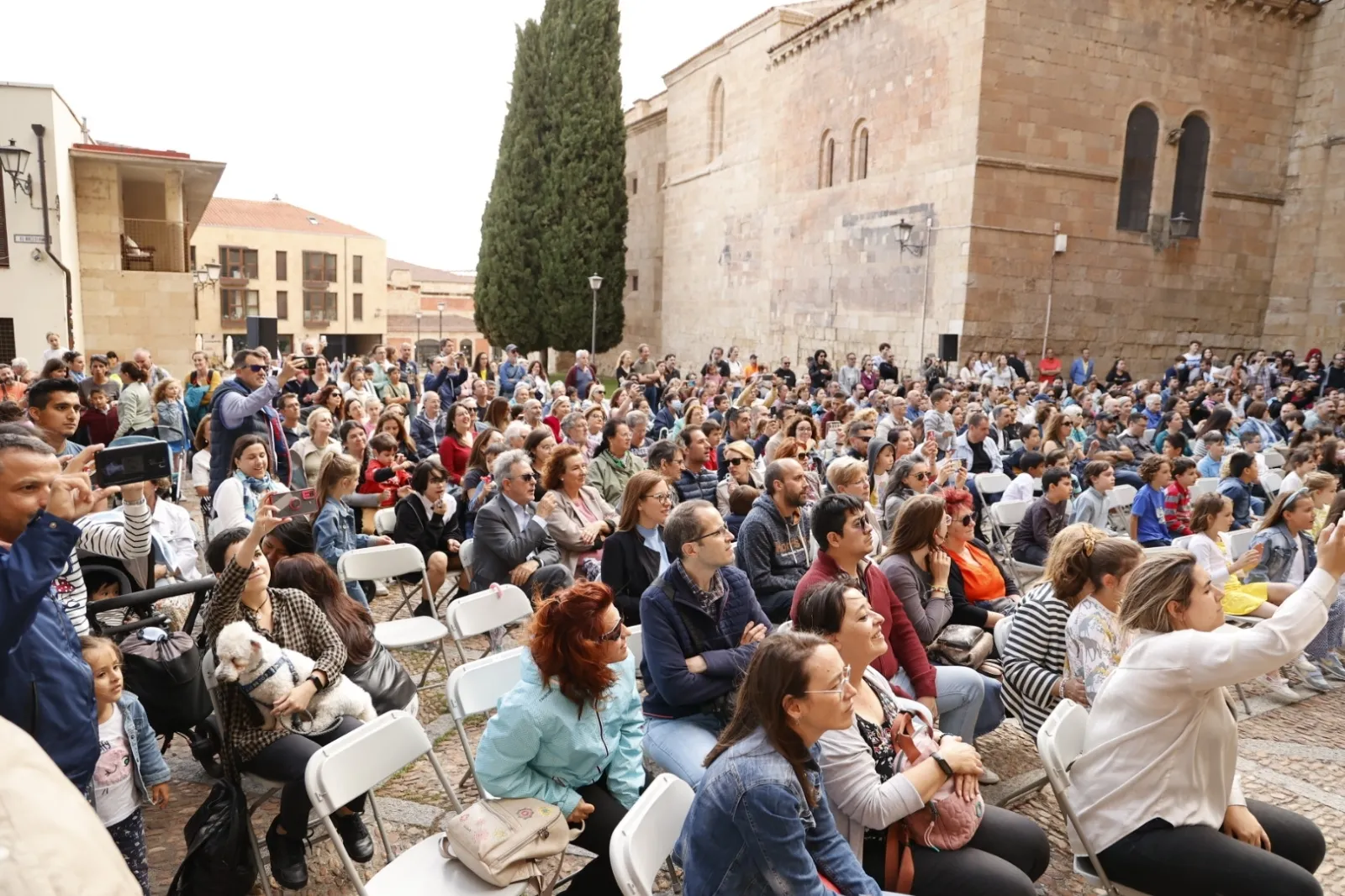 Foto 9 - 'La canci&oacute;n del Verano' hace las delicias del p&uacute;blico en el Patio Chico