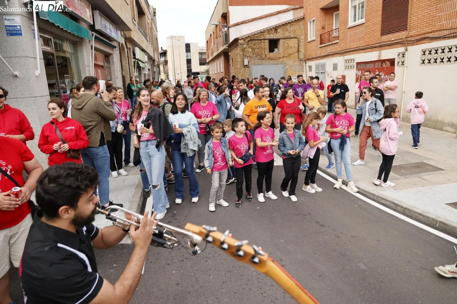 Foto 12 - El pasacalles ameniza las fiestas de Villares de la Reina