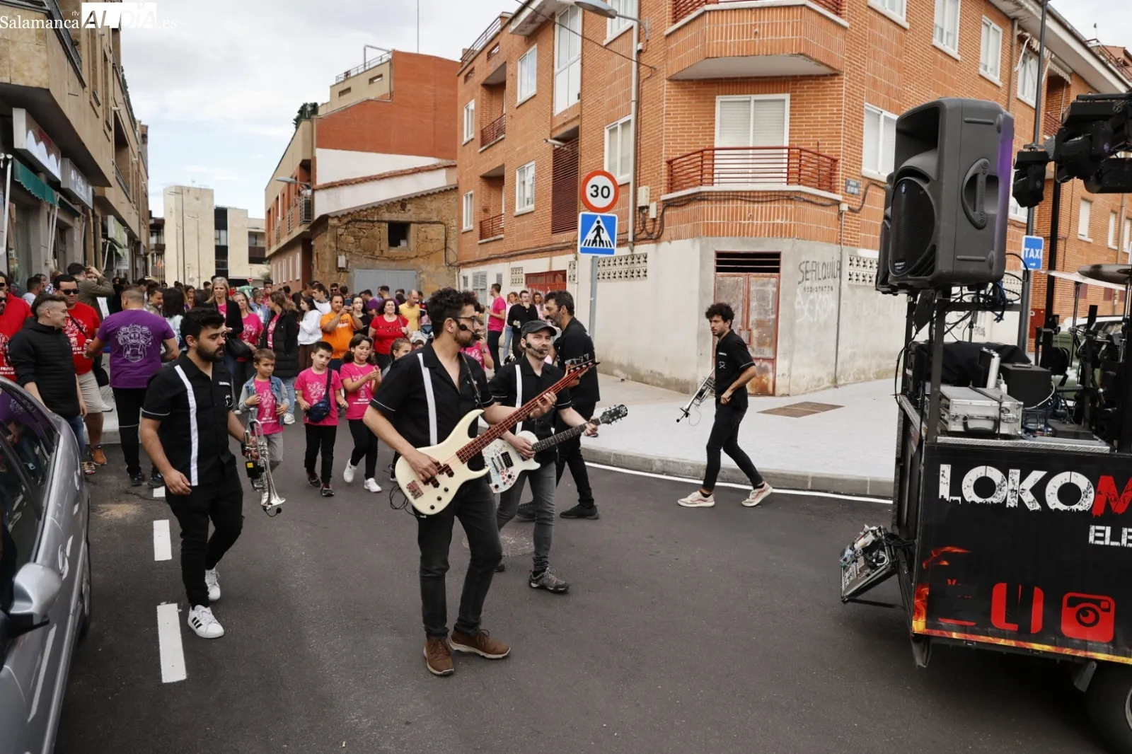 Foto 11 - El pasacalles ameniza las fiestas de Villares de la Reina