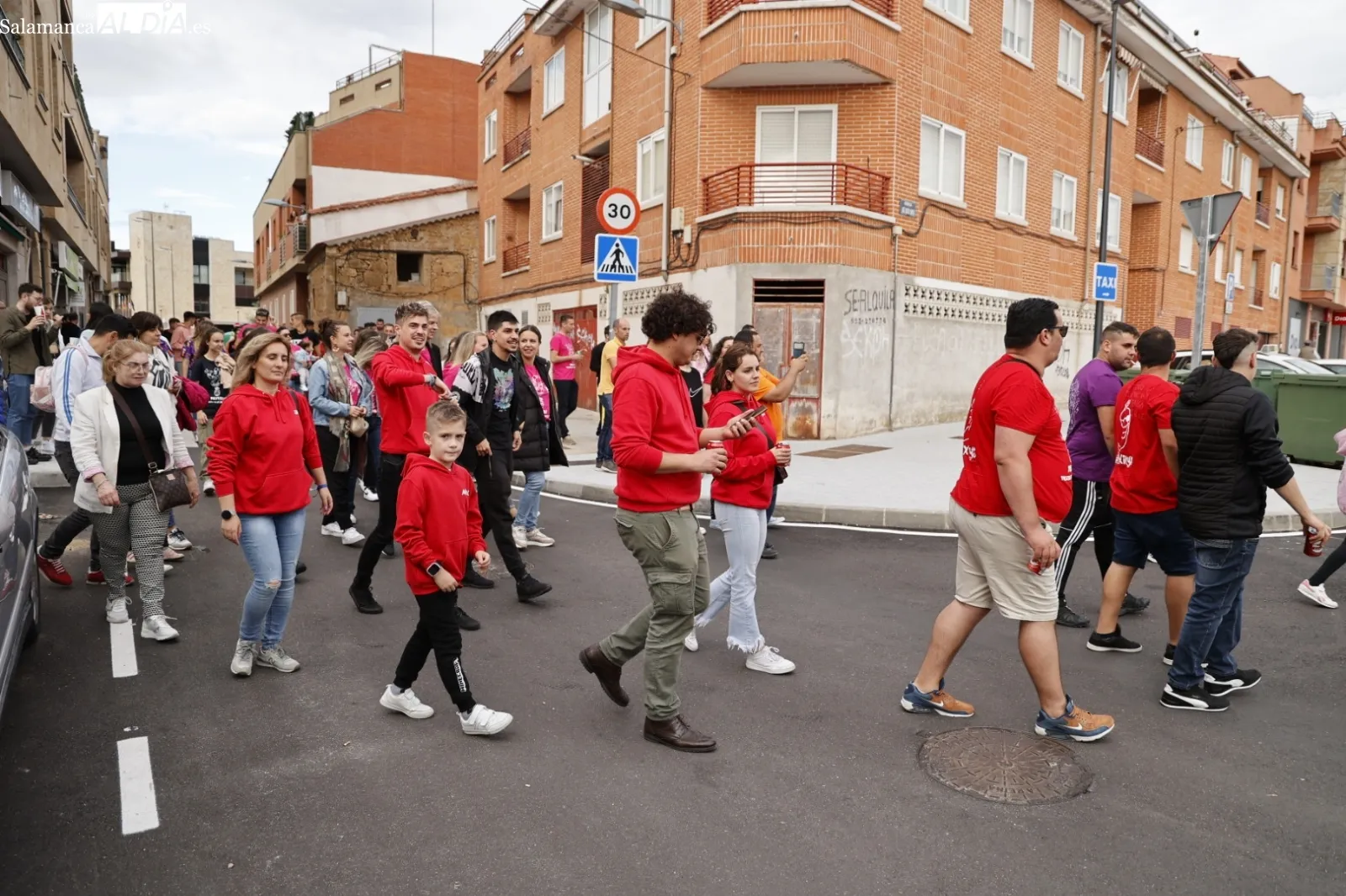 Foto 10 - El pasacalles ameniza las fiestas de Villares de la Reina