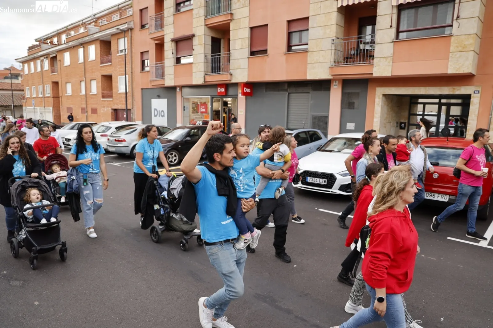 Foto 9 - El pasacalles ameniza las fiestas de Villares de la Reina