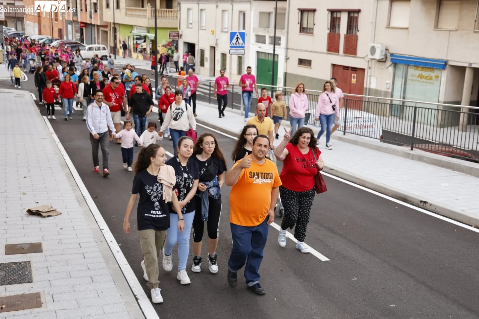 Foto 7 - El pasacalles ameniza las fiestas de Villares de la Reina