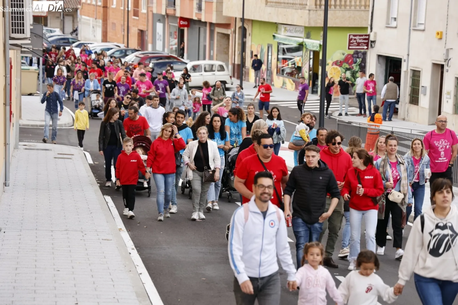 Foto 6 - El pasacalles ameniza las fiestas de Villares de la Reina