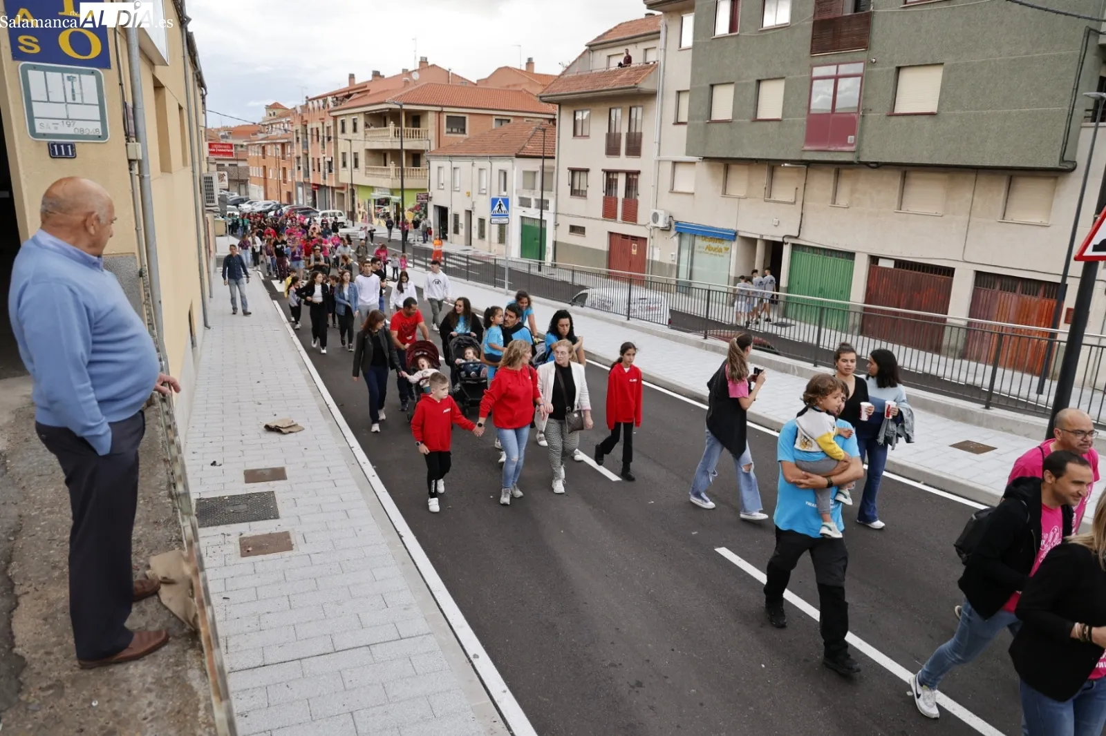 Foto 4 - El pasacalles ameniza las fiestas de Villares de la Reina
