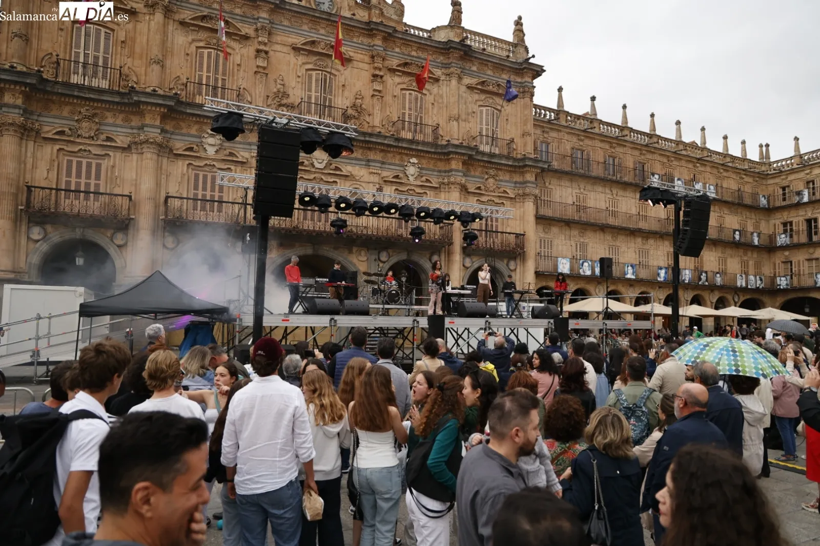 Foto 6 - El &lsquo;XX Concierto de las hogueras&rsquo; da inicio a la fiesta en honor de San Juan de Sahag&uacute;n