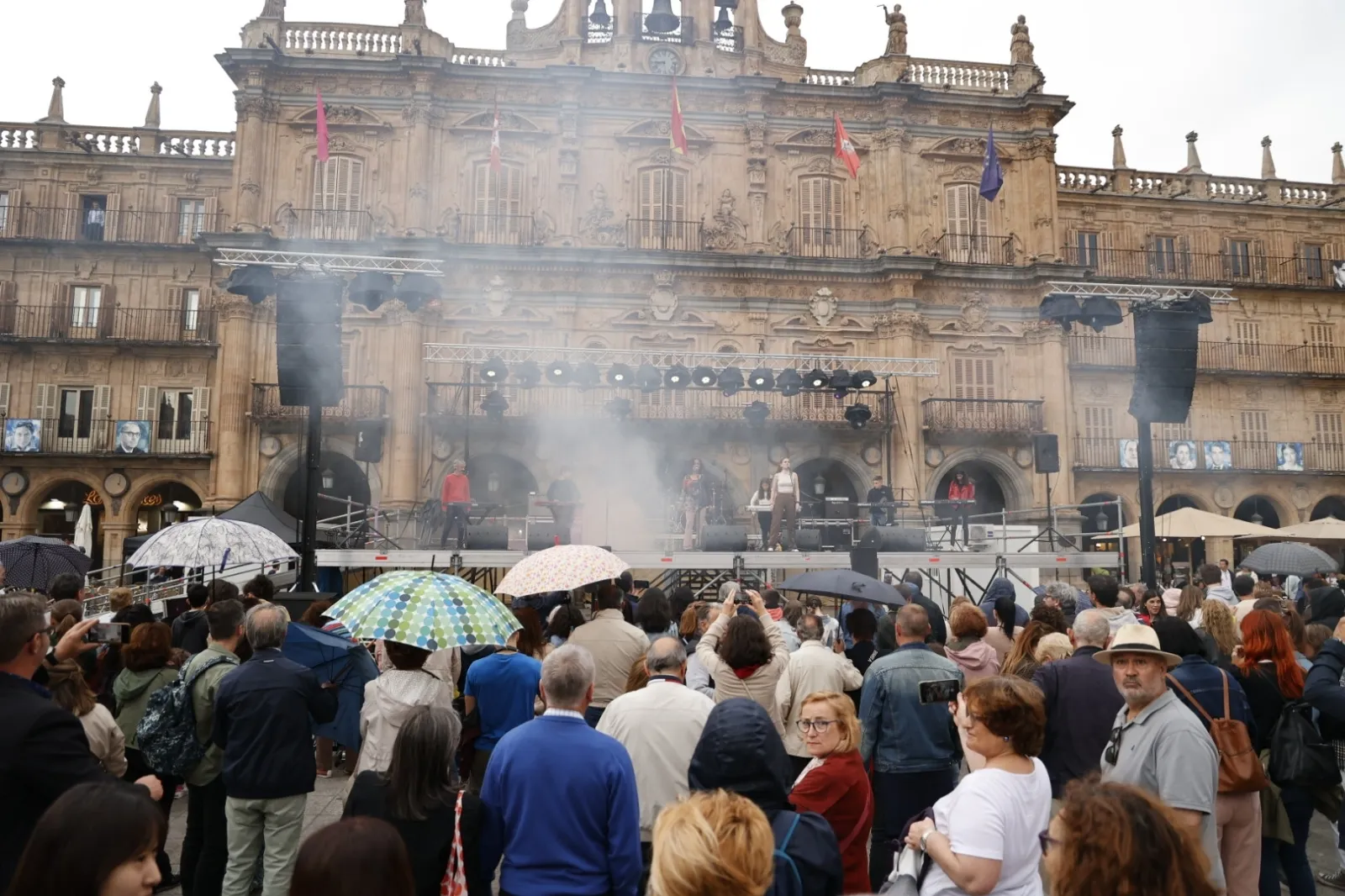 Foto 5 - El &lsquo;XX Concierto de las hogueras&rsquo; da inicio a la fiesta en honor de San Juan de Sahag&uacute;n