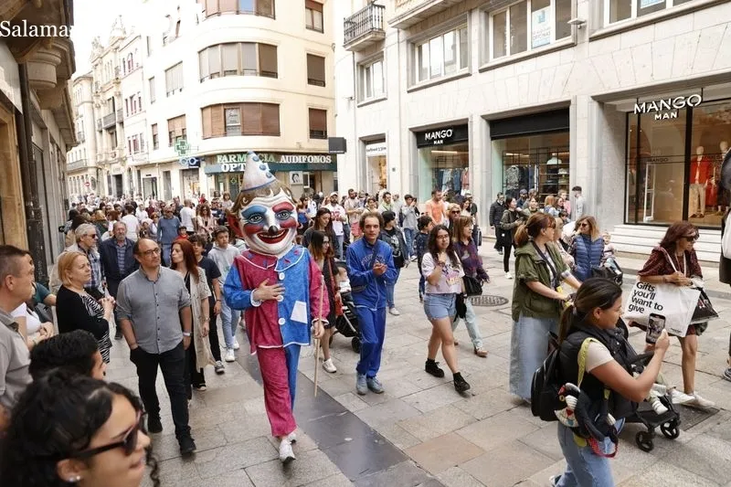 Desfile de cabezudos y charanga durante su salida en la plaza del Liceo. Fotos: David Sañudo