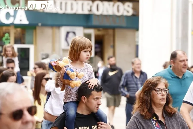 Desfile de cabezudos y charanga durante su salida en la plaza del Liceo. Fotos: David Sañudo