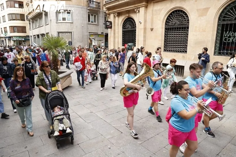 Desfile de cabezudos y charanga durante su salida en la plaza del Liceo. Fotos: David Sañudo