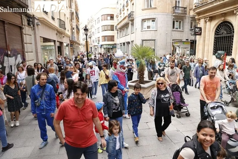 Desfile de cabezudos y charanga durante su salida en la plaza del Liceo. Fotos: David Sañudo