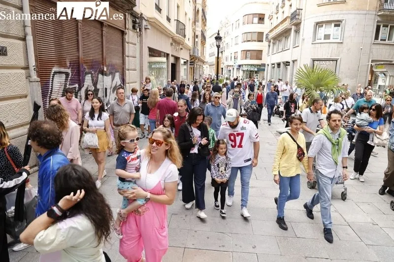 Desfile de cabezudos y charanga durante su salida en la plaza del Liceo. Fotos: David Sañudo