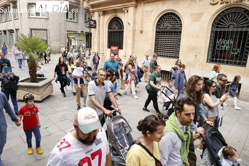 Desfile de cabezudos y charanga durante su salida en la plaza del Liceo. Fotos: David Sañudo