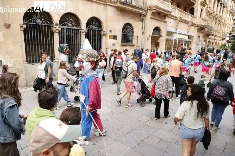 Desfile de cabezudos y charanga durante su salida en la plaza del Liceo. Fotos: David Sañudo