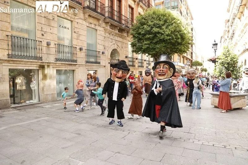 Desfile de cabezudos y charanga durante su salida en la plaza del Liceo. Fotos: David Sañudo