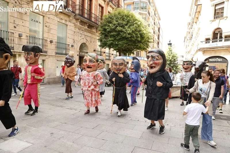 Desfile de cabezudos y charanga durante su salida en la plaza del Liceo. Fotos: David Sañudo