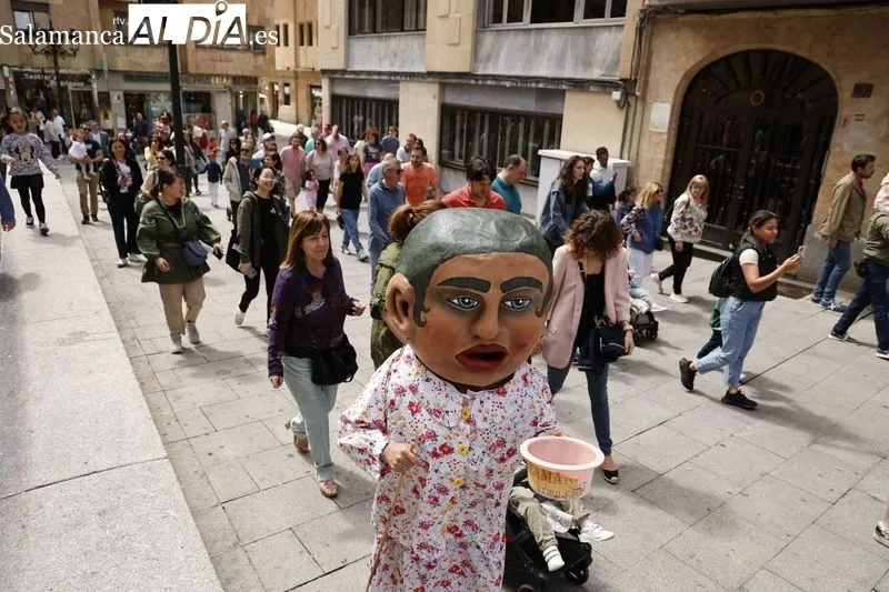 Desfile de cabezudos y charanga durante su salida en la plaza del Liceo. Fotos: David Sañudo