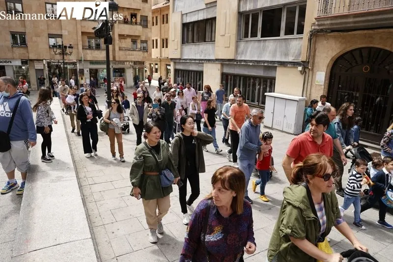 Desfile de cabezudos y charanga durante su salida en la plaza del Liceo. Fotos: David Sañudo