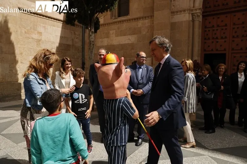 Desfile de cabezudos y charanga durante su salida en la plaza del Liceo. Fotos: David Sañudo