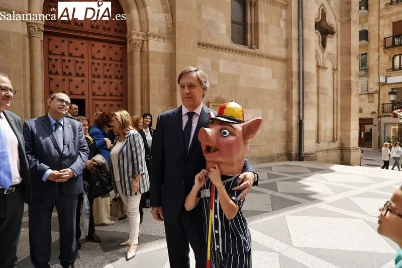 Desfile de cabezudos y charanga durante su salida en la plaza del Liceo. Fotos: David Sañudo