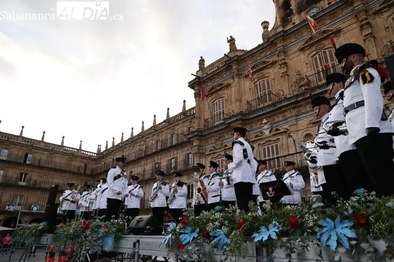 Concierto de Salamanca Band y Cornetas del Regimiento de The Rifles en la Plaza Mayor. Fotos: David Sañudo
