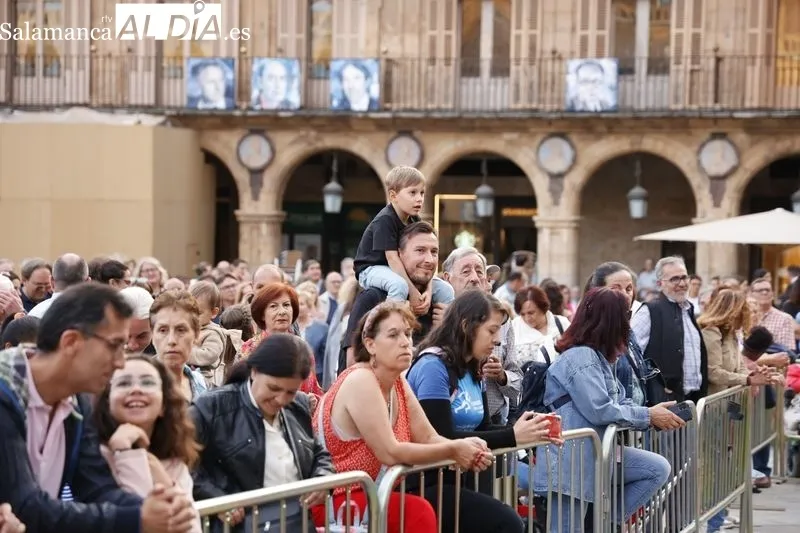 Concierto de Salamanca Band y Cornetas del Regimiento de The Rifles en la Plaza Mayor. Fotos: David Sañudo