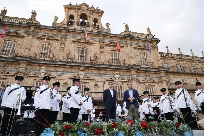 Concierto de Salamanca Band y Cornetas del Regimiento de The Rifles en la Plaza Mayor. Fotos: David Sañudo