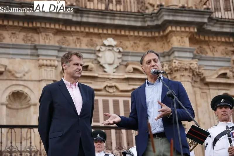 Concierto de Salamanca Band y Cornetas del Regimiento de The Rifles en la Plaza Mayor. Fotos: David Sañudo