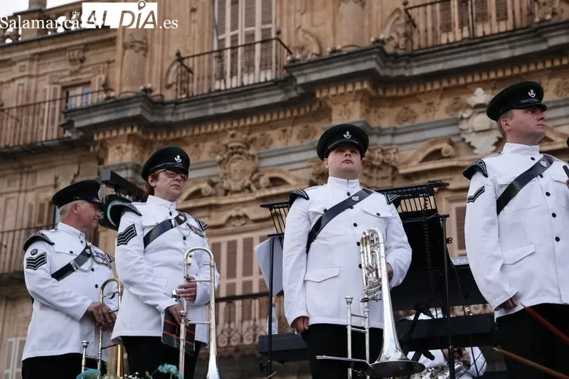 Concierto de Salamanca Band y Cornetas del Regimiento de The Rifles en la Plaza Mayor. Fotos: David Sañudo