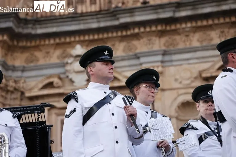 Concierto de Salamanca Band y Cornetas del Regimiento de The Rifles en la Plaza Mayor. Fotos: David Sañudo